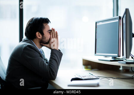 Photo de inquiet businessman working in office Banque D'Images