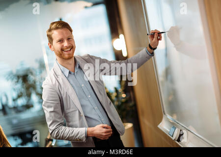Attractive young woman in office présentation Banque D'Images