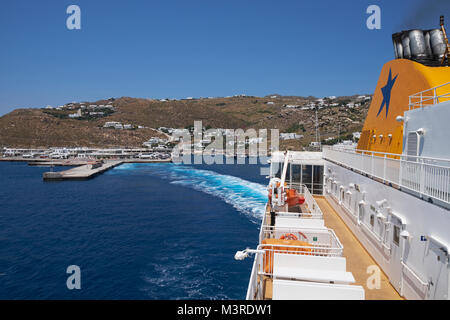 Le Blue Star Ferries Naxos au départ de nouveau port à Mykonos, Cyclades, Mer Égée, Grèce. Banque D'Images