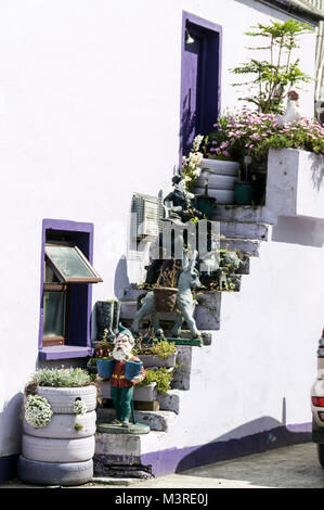 Une variété de sculptures de jardin sur les marches d'une maison à Castletownbere sur la péninsule de Beara. Irlande du Sud. Banque D'Images