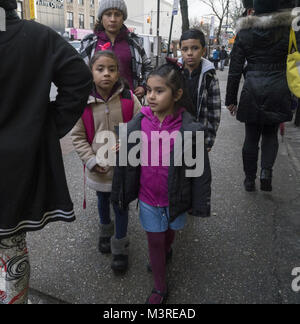 Promenades de la mère de ses enfants à la maison après l'école dans le quartier de Kensington de Brooklyn, New York. Banque D'Images