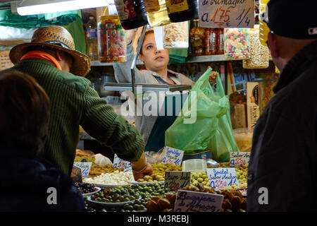 Atarazanas Malaga, halle, homme et femme, à l'olives vente Banque D'Images