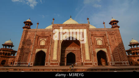 Agra, Inde - Jul 13, 2015. Personnes visitent le palais de grès du Taj Mahal à Agra, Inde. Banque D'Images