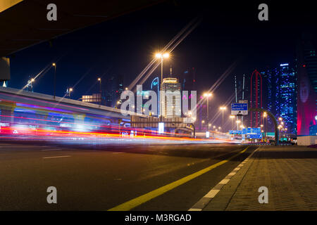 Dubaï, Émirats arabes unis, le 11 février 2018 : scène de rue de Dubaï avec feu de circulation pédestre et nouvelle vue sur la ville la nuit Banque D'Images