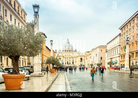 La Basilique St Pierre vue de la Via della Conciliazione dans la Cité du Vatican Rome Italie Europe Voyage d'hiver Banque D'Images