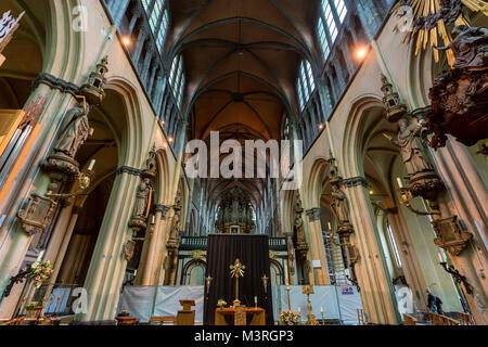 BRUGES, BELGIQUE - 10 juin 2014 : l'intérieur de l'église de Notre Dame à Bruges Banque D'Images