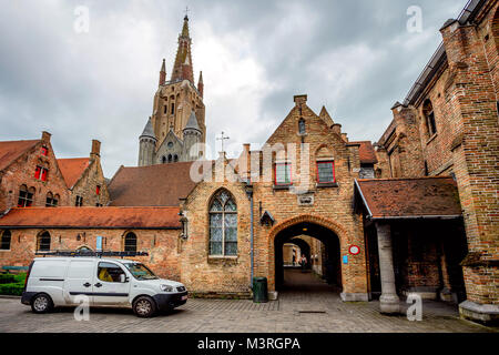 BRUGES, BELGIQUE - 10 juin 2014 : vue sur l'église de Notre Dame à Bruges Banque D'Images