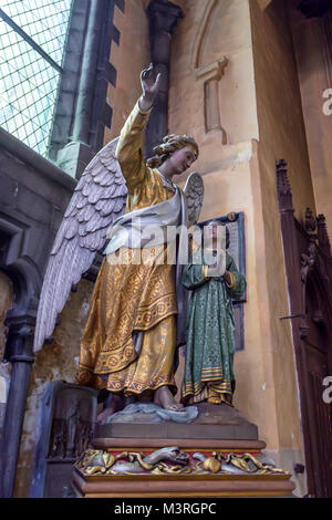 BRUGES, BELGIQUE - 10 juin 2014 : Statue de l'ange dans l'église de Notre Dame à Bruges Banque D'Images