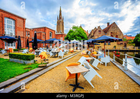 BRUGES, BELGIQUE - 10 juin 2014 : terrasse d'un café à l'église de Notre Dame à Bruges Banque D'Images