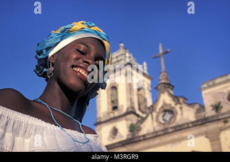 Le Brésil. Salvador de Bahia. Femme en face de la cathédrale. Banque D'Images