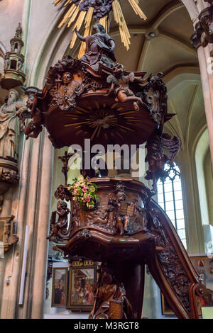 BRUGES, BELGIQUE - 10 juin 2014 : chaire en bois à l'église de Notre Dame à Bruges Banque D'Images