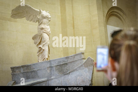 PARIS - le 16 mai : prise de photos touristiques non identifiés à la Vénus de Milo au Louvre le 16 mai 2015 Paris, France. Louvre est le plus grand musée à Paris Banque D'Images