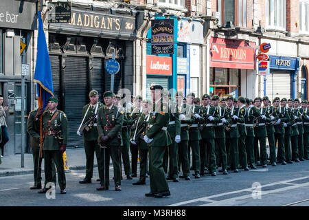 Les forces militaires irlandais préparation à l'Insurrection de Pâques 1916 défilé de commémoration sur Abbey Street dans le centre-ville de Dublin, Irlande Banque D'Images