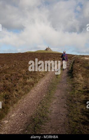 Une approche de walker le sommet de Dunkery Beacon, à 519 mètres du point le plus haut de Exmoor, Somerset, Angleterre. Banque D'Images