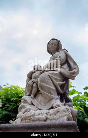 BRUGES, BELGIQUE - 10 juin 2014 : Sculpture de Madonna à Bruges, Belgique. Banque D'Images