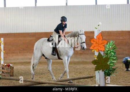 Cochrane, Alberta, Canada. 7 Oct, 2017. Alisha Newton, Georgie dans la série Heartland, monte son cheval à un concours au nouveau point de vue d'équitation. Banque D'Images