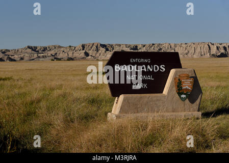 Badlands National Park (Dakota du Sud, USA - 21 septembre 2017 : Le panneau d'entrée Badlands National Park se trouve en face de la plage de Badlands. Banque D'Images