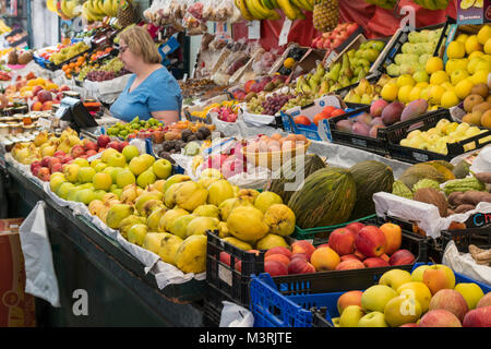 Les fruits et légumes dans le Mercado do Bolhão, Porto, Portugal Banque D'Images