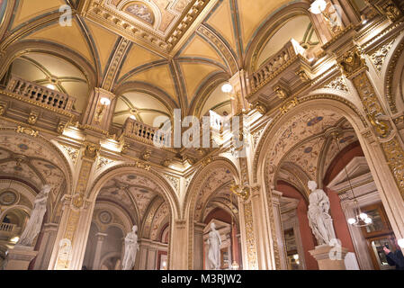 Vienne, AUTRICHE - Février, 2018 : Intérieur de l'Opéra d'État de Vienne avec magnifique escalier dans l'entrée. Banque D'Images