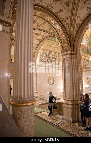 Vienne, AUTRICHE - Février, 2018 : Intérieur de l'Opéra d'État de Vienne avec magnifique escalier dans l'entrée. Banque D'Images