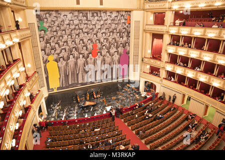 Vienne, AUTRICHE - Février, 2018 : Intérieur de l'auditorium de l'Opéra de Vienne à l'audience de se préparer pour le spectacle. Banque D'Images