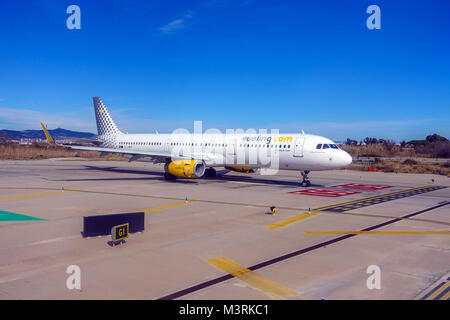 Vueling Airbus A320 à l'aéroport El Prat de Barcelone, Espagne Banque D'Images