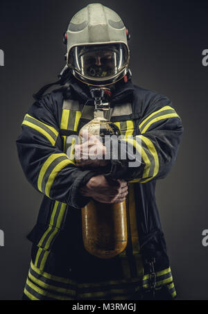 Portrait de pompier en uniforme de la sécurité. Banque D'Images