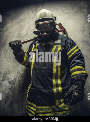 Portrait de pompier dans un masque à oxygène. Banque D'Images