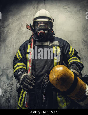 Portrait de pompier en uniforme de la sécurité. Banque D'Images