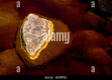 Couleurs fantastiques de Rio Tinto. La rivière est célèbre pour sa couleur rouge profond en raison de la forte concentration de sels de fer et de sulfates dans l'eau. Province H Banque D'Images