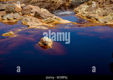 Couleurs fantastiques de Rio Tinto. La rivière est célèbre pour sa couleur rouge profond en raison de la forte concentration de sels de fer et de sulfates dans l'eau. Province H Banque D'Images