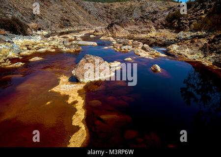 Couleurs fantastiques de Rio Tinto. La rivière est célèbre pour sa couleur rouge profond en raison de la forte concentration de sels de fer et de sulfates dans l'eau. Province H Banque D'Images