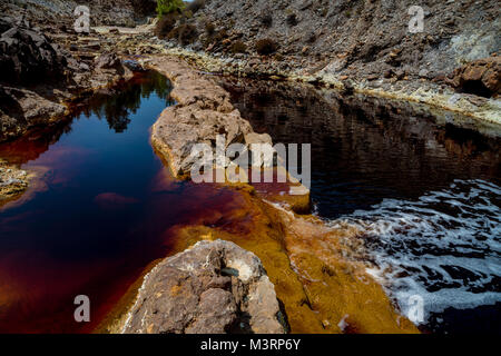 Couleurs fantastiques de Rio Tinto. La rivière est célèbre pour sa couleur rouge profond en raison de la forte concentration de sels de fer et de sulfates dans l'eau. Province H Banque D'Images