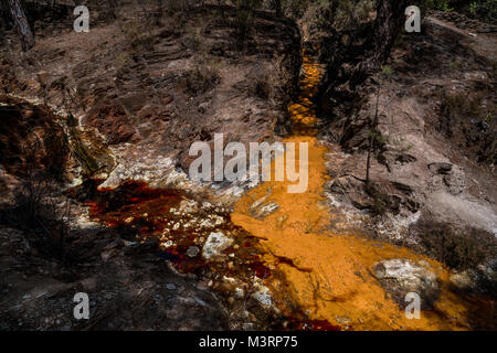 Confluense des deux couleurs d'eau près de la source du Rio Tinto. La rivière est célèbre pour sa couleur rouge profond en raison de la forte concentration de fer Banque D'Images