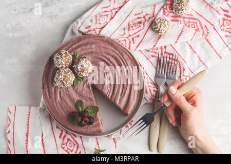 Pink berry végétalien premières caramel gâteau au fromage. La nourriture végétalienne saine concept. Banque D'Images