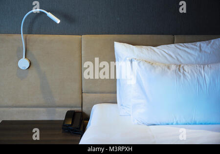 Scène de nuit dans la chambre d'hôtel, une table de chevet avec lampe. Close up. Image tonique Banque D'Images