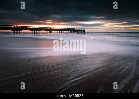 Lever du soleil sur la plage de Bournemouth Dorset Banque D'Images