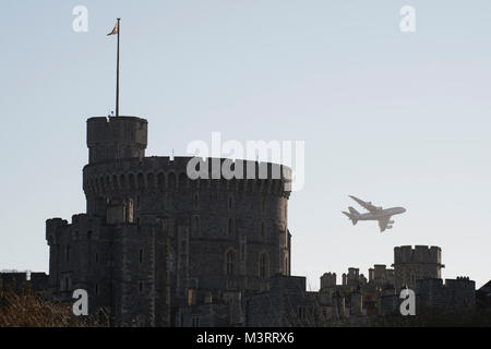 Un Airbus A380 avion survole le château de Windsor, Berkshire, Angleterre. Banque D'Images