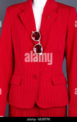 Close up femmes rouge blazer avec lunettes de soleil. Banque D'Images