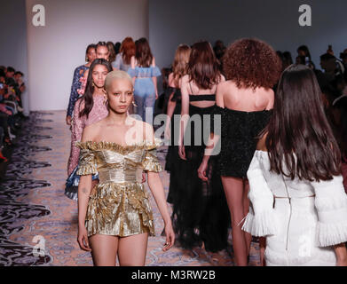 La piste de marche des modèles pour alice McCall Automne/Hiver 2018 défilé lors de la mode de New York à Wweek Industria, Manhattan (Photo par Sam Aronov / Pacific Press) Banque D'Images