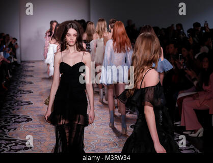 La piste de marche des modèles pour alice McCall Automne/Hiver 2018 défilé lors de la mode de New York à Wweek Industria, Manhattan (Photo par Sam Aronov / Pacific Press) Banque D'Images