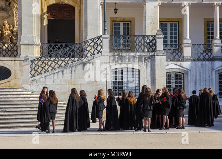 Les étudiantes des robes noires à l'université de Coimbra, Portugal Banque D'Images