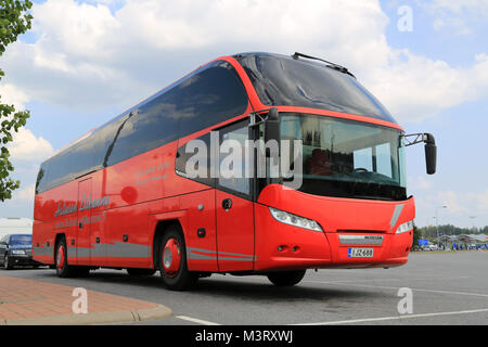 FORSSA, FINLANDE - le 2 août 2014 : Red bus Neoplan Cityliner attend les passagers. Neoplan Cityliner en Euro 6 est testé pour briser la barrière de 20 litres sur l Banque D'Images