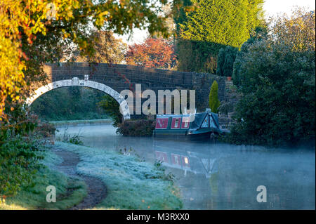 Soleil tôt le matin avec le gel et la brume sur le canal à Leeds Liverpool Adlington Lancashire UK mettez un bateau amarré Banque D'Images