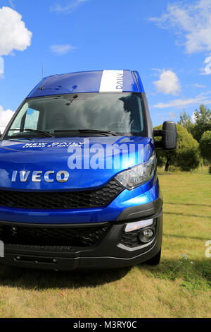 RAISIO, FINLANDE - le 24 août 2014 : Nouveau Iveco Daily Van garé sur l'herbe. 80 % des composants dans l'Iveco Daily ont été modifiés. Banque D'Images