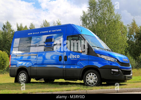 RAISIO, FINLANDE - le 24 août 2014 : Nouveau Iveco Daily Van garé sur l'herbe. 80 % des composants dans l'Iveco Daily ont été modifiés. Banque D'Images