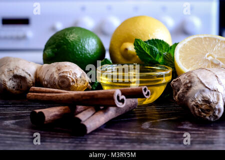 Boisson du citron sur la table. Boisson citron et gingembre. Le w Banque D'Images