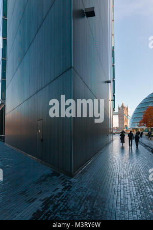 Londres, UK - Oct 1, 2012 : les piétons à marcher le long de la rivière plus London London City Hall dans un matin. Tower Bridge est vu en arrière-plan Banque D'Images