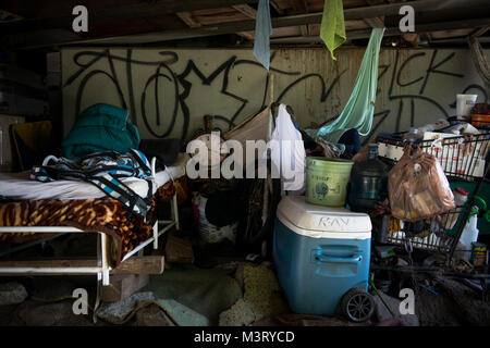 Johnny's home est situé sous un pont à El Monte, Californie. Bien que Johnny "Le maire" est sans-abri, il a été recruté par le vétérinaire Chasseurs d'être un représentant de l'organisation à but non lucratif à d'autres membres qui sont sans abri ou entrant en ce moment dans la région qu'il vit. (U.S. Air Force photo/Le s.. Andrew Lee) 150928-F-NL936-056 par AirmanMagazine Banque D'Images