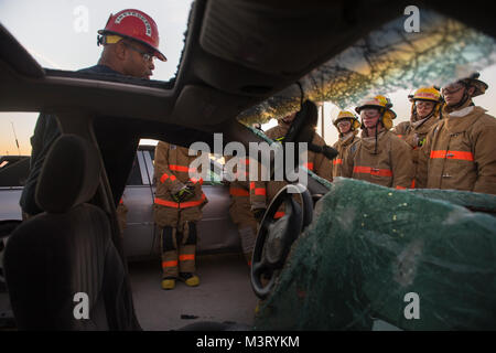 Omar Moore, 312e Escadron d'entraînement, Goodfellow Air Force Base, Texas, explique à l'étudiant d'extraction du véhicule les pompiers au ministère de la Défense Louis F. Garland Fire Academy, 16 octobre, 2015. L'académie militaire conjointe sert de passerelle pour la Force aérienne, l'armée et les pompiers. Dans les 68 jours de formation, ces membres de l'apprentissage nécessaire pour sauver des vies comme un pompier, l'élimination des incendies complexes et de la communication. (U.S. Photo de l'Armée de l'air/le s.. Vernon Young Jr.) 151016-F-IO684-560 par AirmanMagazine Banque D'Images